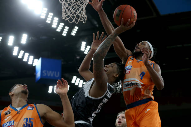 球队拿下胜 球队拿下胜