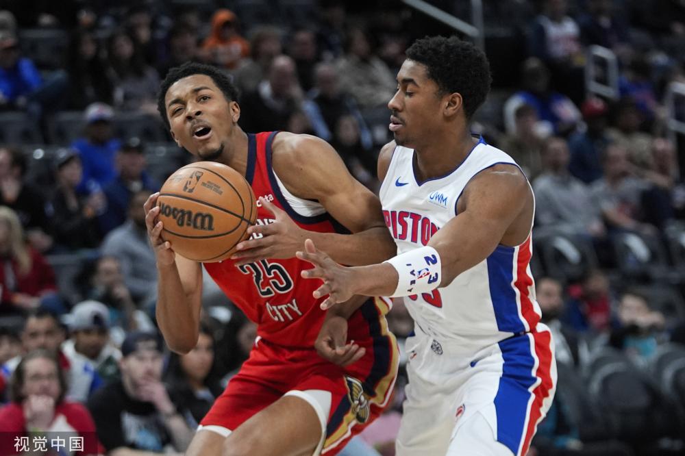 两人在更衣 两人在更衣